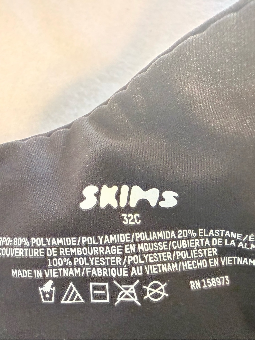 New SKIMS Fits Everybody Scoop Plunge Bra. Onyx. 32C - Picture 4 of 4